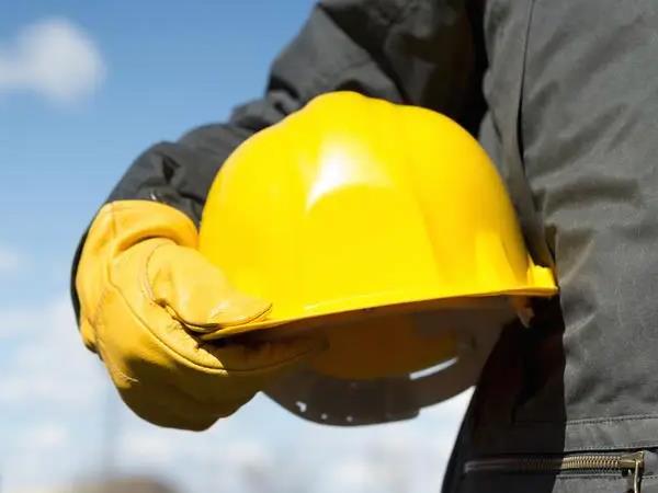 塑料安全帽的使用期限一般是两年半对吗？