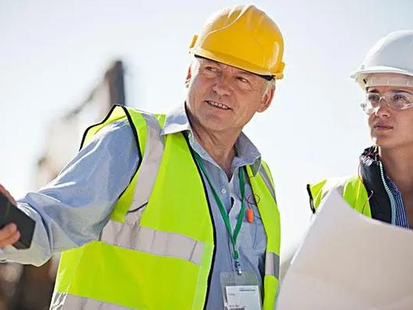 施工现场佩戴建筑安全帽注意事项